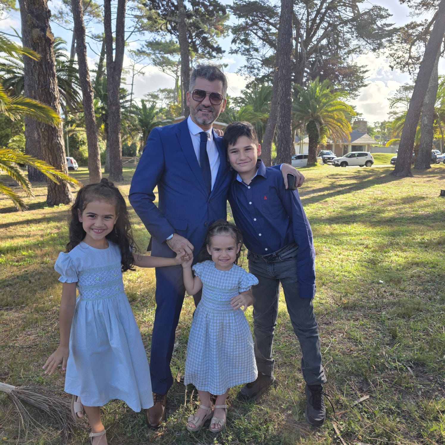 Ezequiel López con sus tres hijos